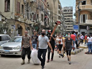 Libaneses recuperan Beirut con sus palas y escobas