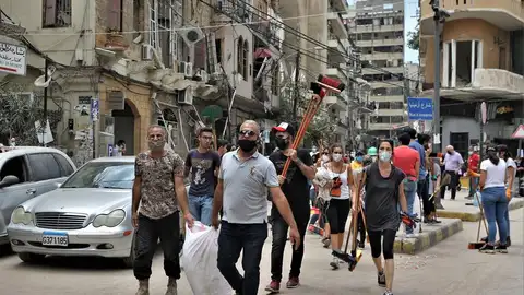 Libaneses recuperan Beirut con sus palas y escobas Libaneses recuperan Beirut con sus palas y escobas