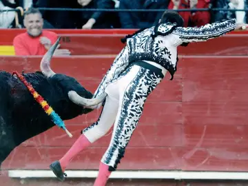Enrique Ponce sufre una cogida en Cádiz Enrique Ponce sufre una cogida en Cádiz
