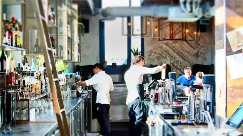 Los hosteleros podrán volver a atender en barra Los hosteleros podrán volver a atender en barra