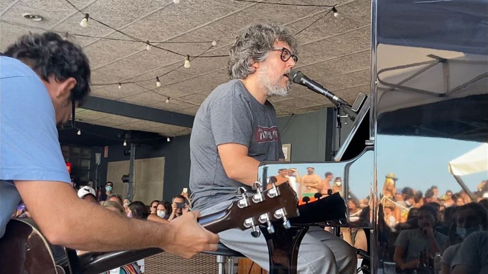 La Guardia Civil suspende un concierto de Iván Ferreiro en O Grove tras formarse aglomeración de gente en la playa