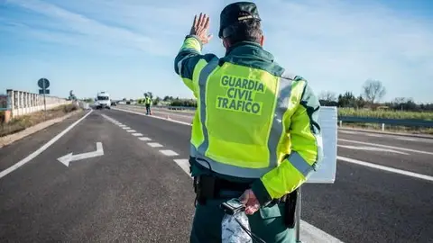 Patrulla Guardia Civil Control de la Guardia Civil para hacer un test de alcoholemia