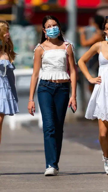 Suri Cruise paseando por las calles de Nueva York ACOMPAÑADA DE DOS AMIGAS