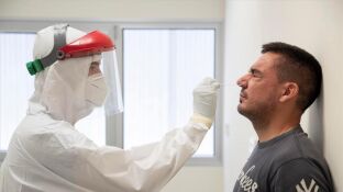 La receta de un profesor de Harvard para acabar con el coronavirus en tres semanas: test baratos, en casa y cada dos d&iacute;as