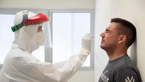 Un sanitario realiza una prueba PCR a un hombre La receta de un profesor de Harvard para acabar con el coronavirus en tres semanas: test baratos, en casa y cada dos días