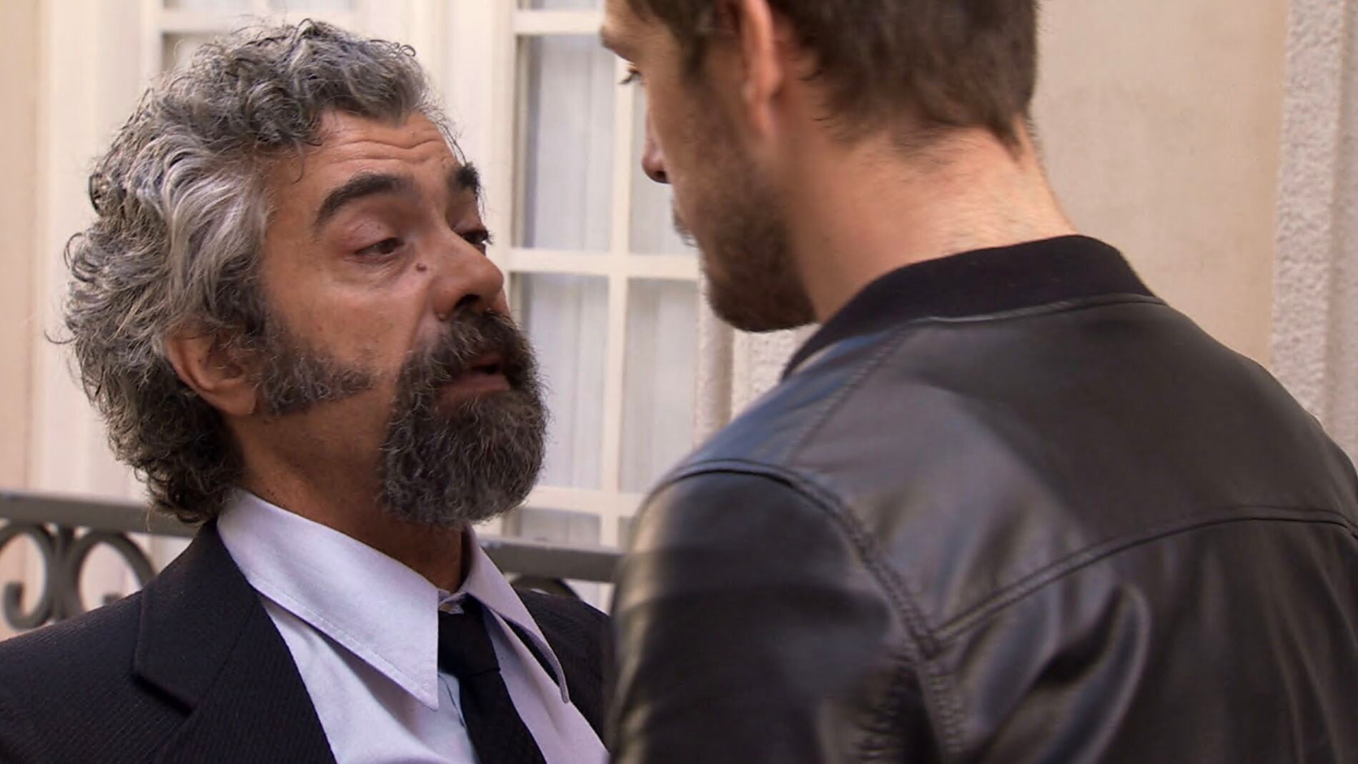 Curtis pierde el control y pega a un chico del barrio que posiblemente mató a Sofía