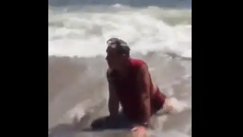 La asociación Equinac denuncia al hombre que mató a un pez luna en la playa de Roquetas de mar, en Almería La asociación Equinac denuncia al hombre que mató a un pez luna en la playa de Roquetas de mar, en Almería