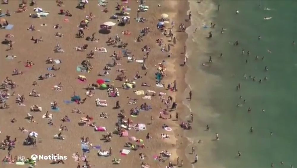 De nuevo playas llenas en Reino Unido por la ola de calor donde se han decretado nuevos confinamientos por coronavirus