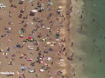 De nuevo playas llenas en Reino Unido por la ola de calor donde se han decretado nuevos confinamientos por coronavirus