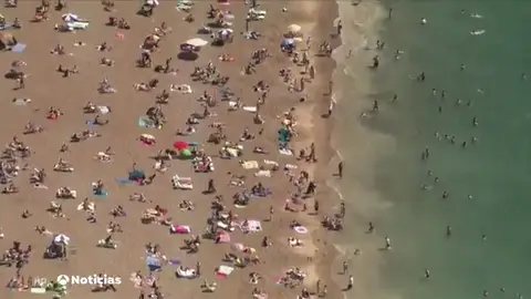De nuevo playas llenas en Reino Unido por la ola de calor donde se han decretado nuevos confinamientos por coronavirus De nuevo playas llenas en Reino Unido por la ola de calor donde se han decretado nuevos confinamientos por coronavirus