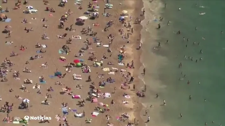 De nuevo playas llenas en Reino Unido por la ola de calor donde se han decretado nuevos confinamientos por coronavirus De nuevo playas llenas en Reino Unido por la ola de calor donde se han decretado nuevos confinamientos por coronavirus