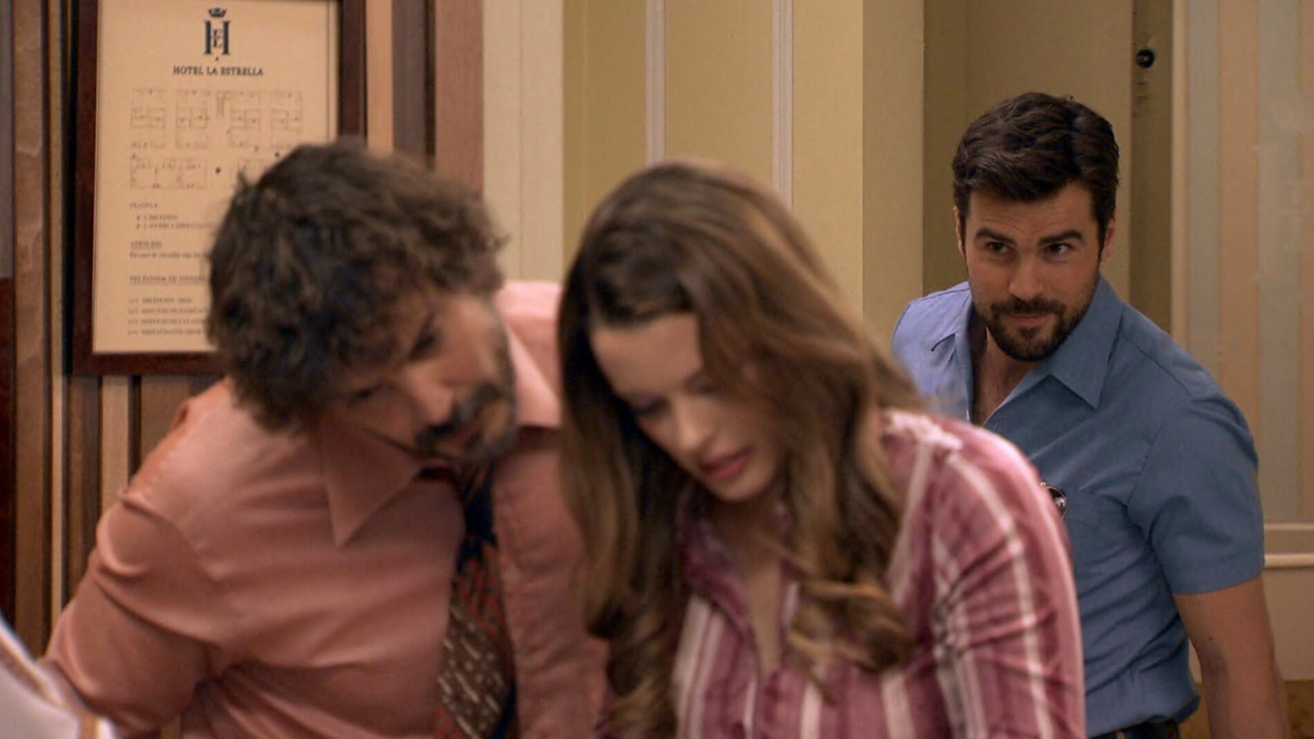 Lourdes y Guillermo aparecen en el hotel en busca y captura de la identidad falsa