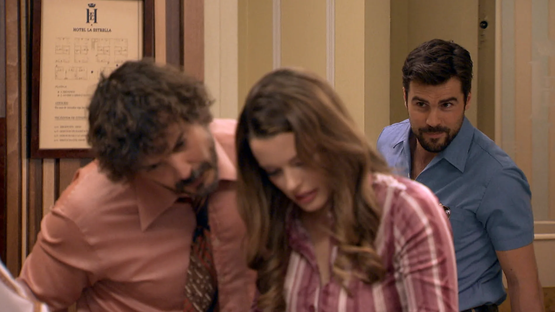 Lourdes y Guillermo aparecen en el hotel en busca y captura de la identidad falsa