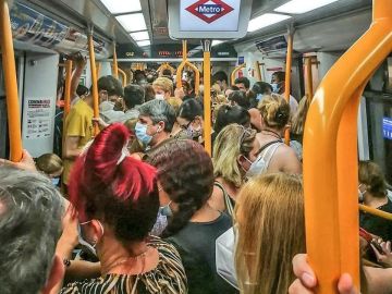 Las redes arden por las aglomeraciones en el metro de Madrid: "Esta gente va a trabajar, no va de copas"