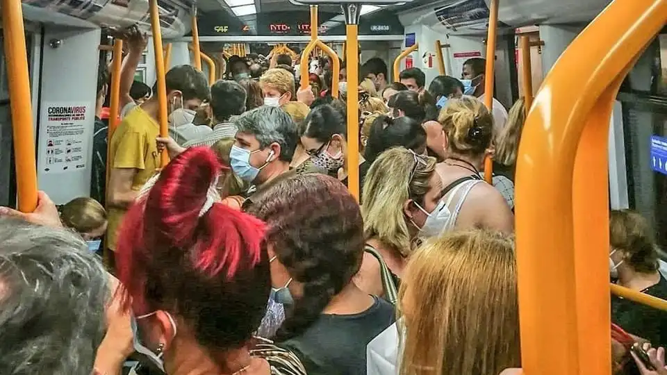 Las redes arden por las aglomeraciones en el metro de Madrid: "Esta gente va a trabajar, no va de copas" Las redes arden por las aglomeraciones en el metro de Madrid: "Esta gente va a trabajar, no va de copas"