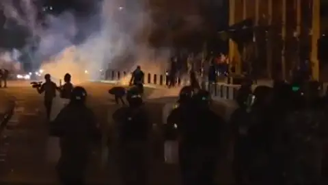 Manifestantes libaneses protestan ante el Parlamento y exigen la dimisión del Gobierno tras las explosiones en Beirut Manifestantes libaneses protestan ante el Parlamento y exigen la dimisión del Gobierno tras las explosiones en Beirut
