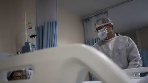 Un sanitario con un paciente Coronavirus