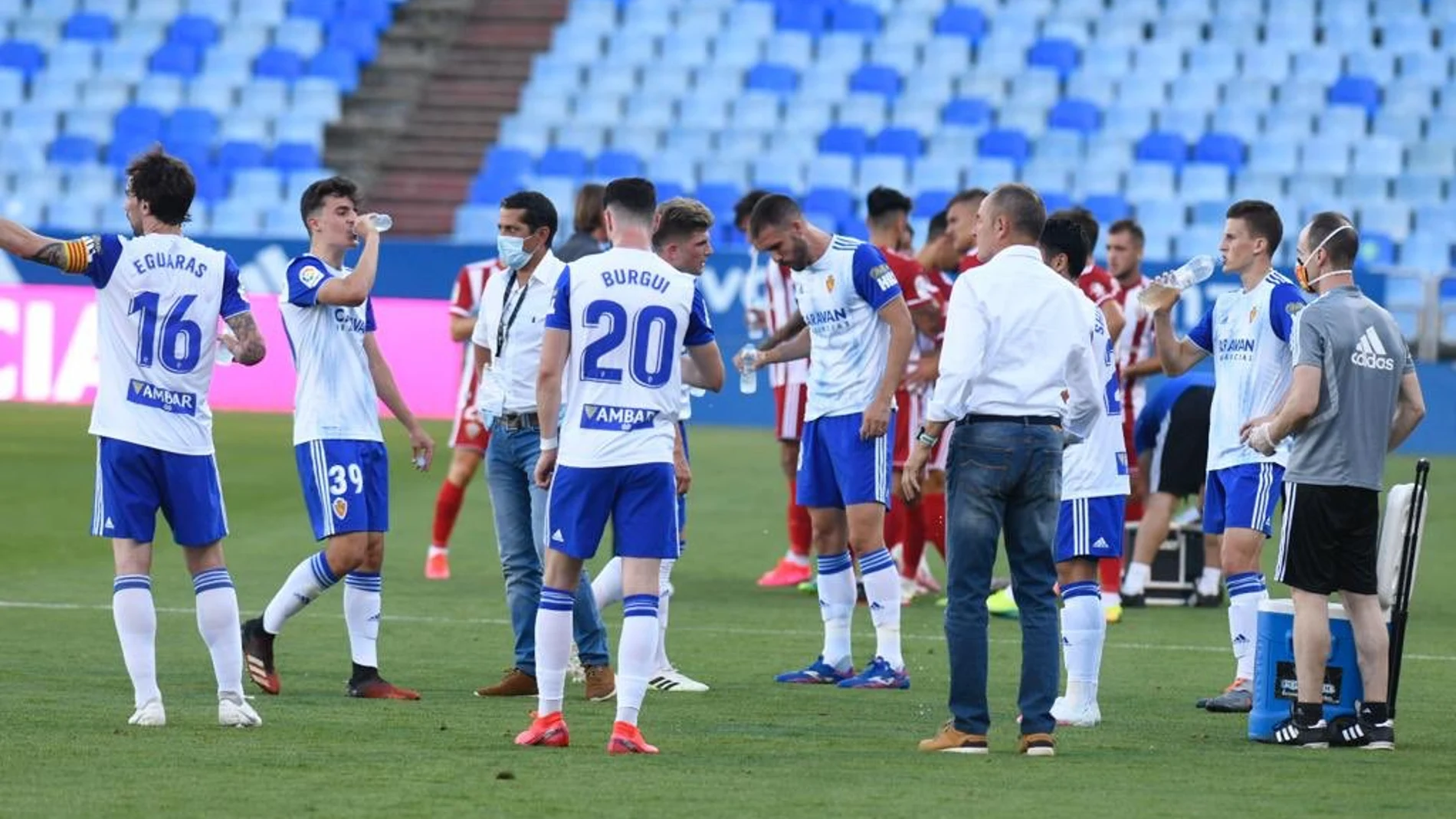 Los jugadores del Zaragoza se hidratan Los jugadores del Zaragoza se hidratan
