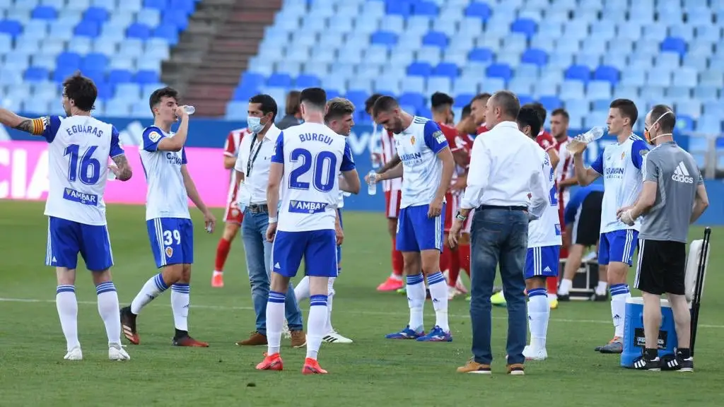 Los jugadores del Zaragoza se hidratan Los jugadores del Zaragoza se hidratan