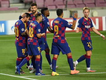 Los jugadores del Barcelona se abrazan tras un gol