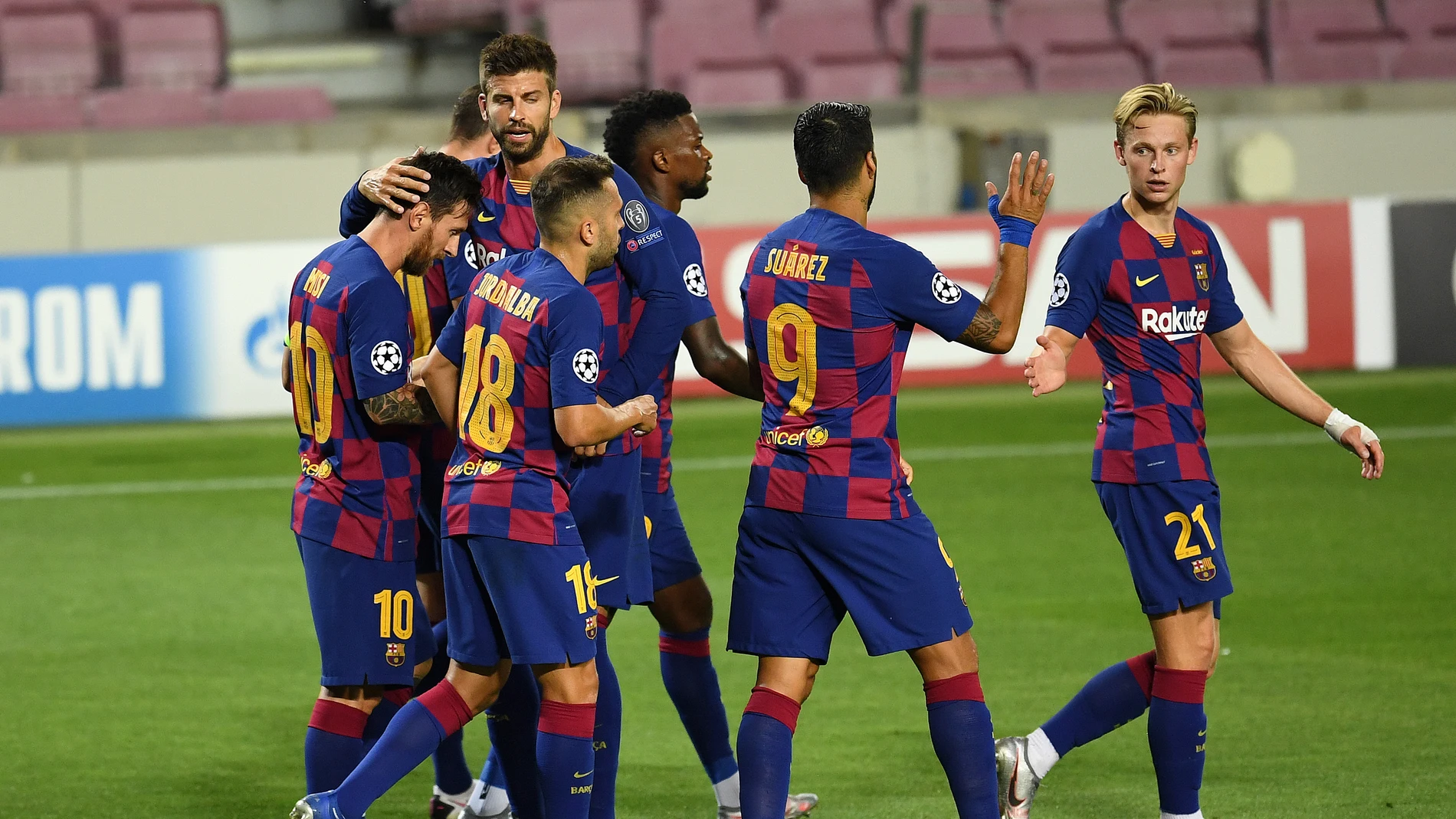 Los jugadores del Barcelona se abrazan tras un gol Los jugadores del Barcelona se abrazan tras un gol