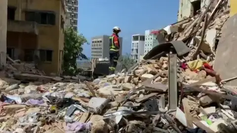 Bomberos de Málaga trabajan en las labores de rescate de Beirut tras las potentes explosiones Bomberos de Málaga trabajan en las labores de rescate de Beirut tras las potentes explosiones