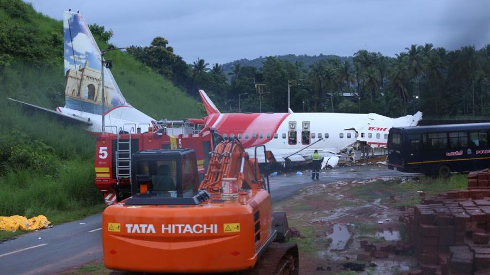 Ascienden a 18 los muertos tras salirse de la pista un avión al aterrizar en el sur de India
