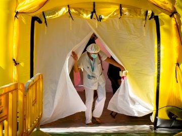 Un médico durante un cribado masivo y voluntario en una carpa de Ripollet, Barcelona