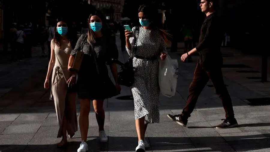 Varias mujeres con mascarilla contra el coronavirus