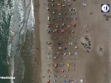 Un dron muestra la impecable distribución de bañistas en las playas de Valencia por el coronavirus