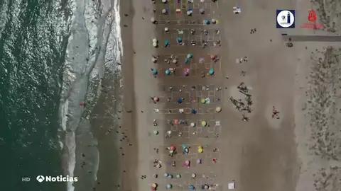 Un dron muestra la impecable distribución de bañistas en las playas de Valencia por el coronavirus Un dron muestra la impecable distribución de bañistas en las playas de Valencia por el coronavirus
