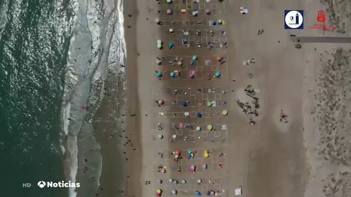 Un dron muestra la impecable distribución de bañistas en las playas de Valencia por el coronavirus Un dron muestra la impecable distribución de bañistas en las playas de Valencia por el coronavirus