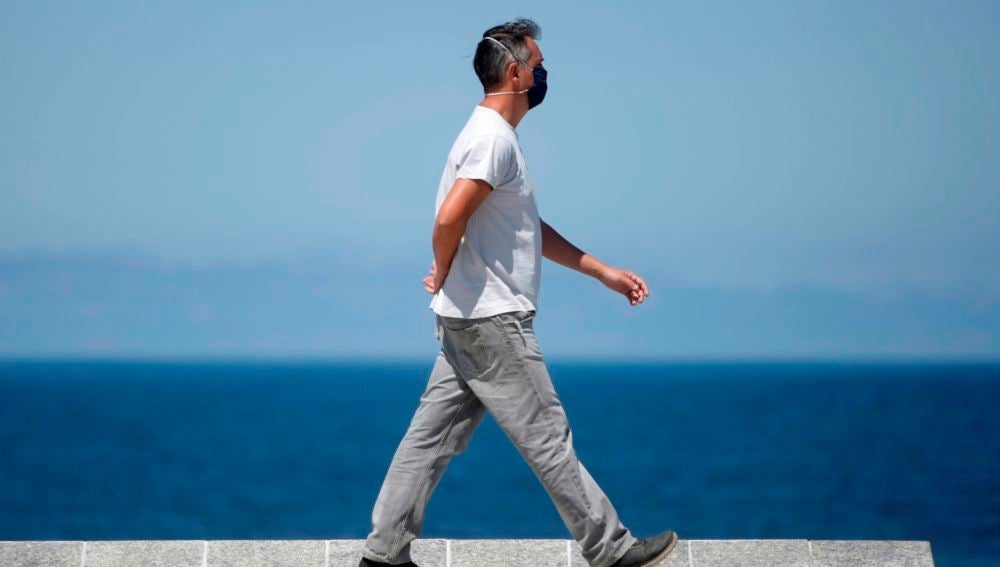 Un hombre camina este viernes por el paseo marítimo de A Coruña.