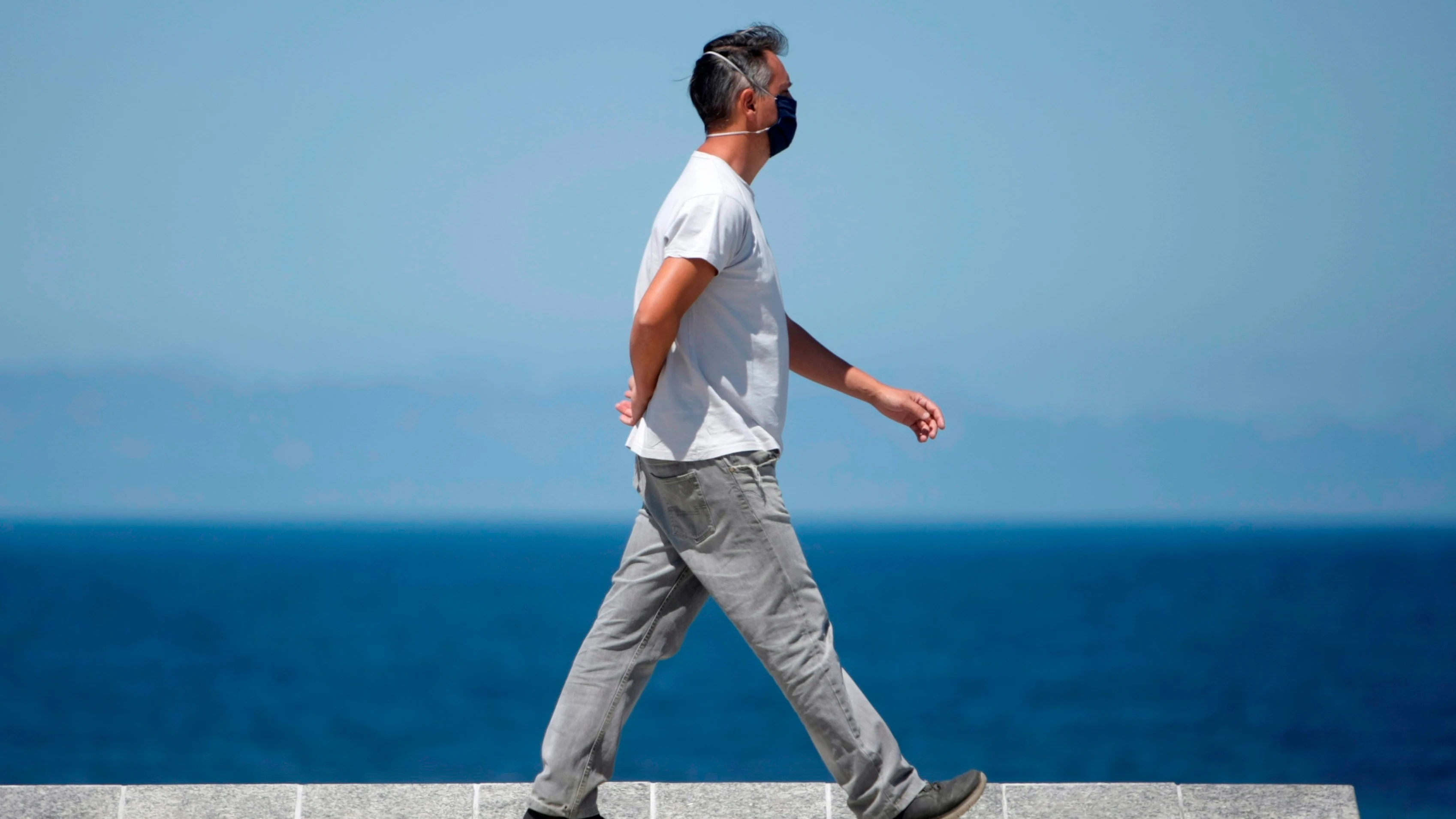 Un hombre camina este viernes por el paseo mar&iacute;timo de A Coru&ntilde;a.