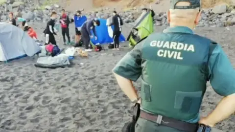 Un grupo de 62 personas queda en la playa para difundir el coronavirus en Tenerife Un grupo de 62 personas queda en la playa para difundir el coronavirus en Tenerife