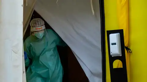 Una sanitaria sale de una carpa ante el CAP Prat de la Riba de Lleida Una sanitaria sale de una carpa provisional instalada ante el CAP Prat de la Riba de Lleida