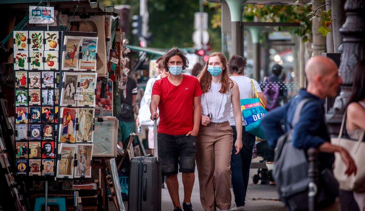 Dos mujeres con mascarilla contra el coronavirus