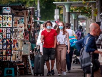 Dos mujeres con mascarilla contra el coronavirus