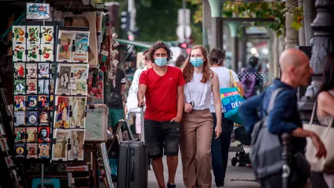 Dos mujeres con mascarilla contra el coronavirus Dos mujeres con mascarilla contra el coronavirus