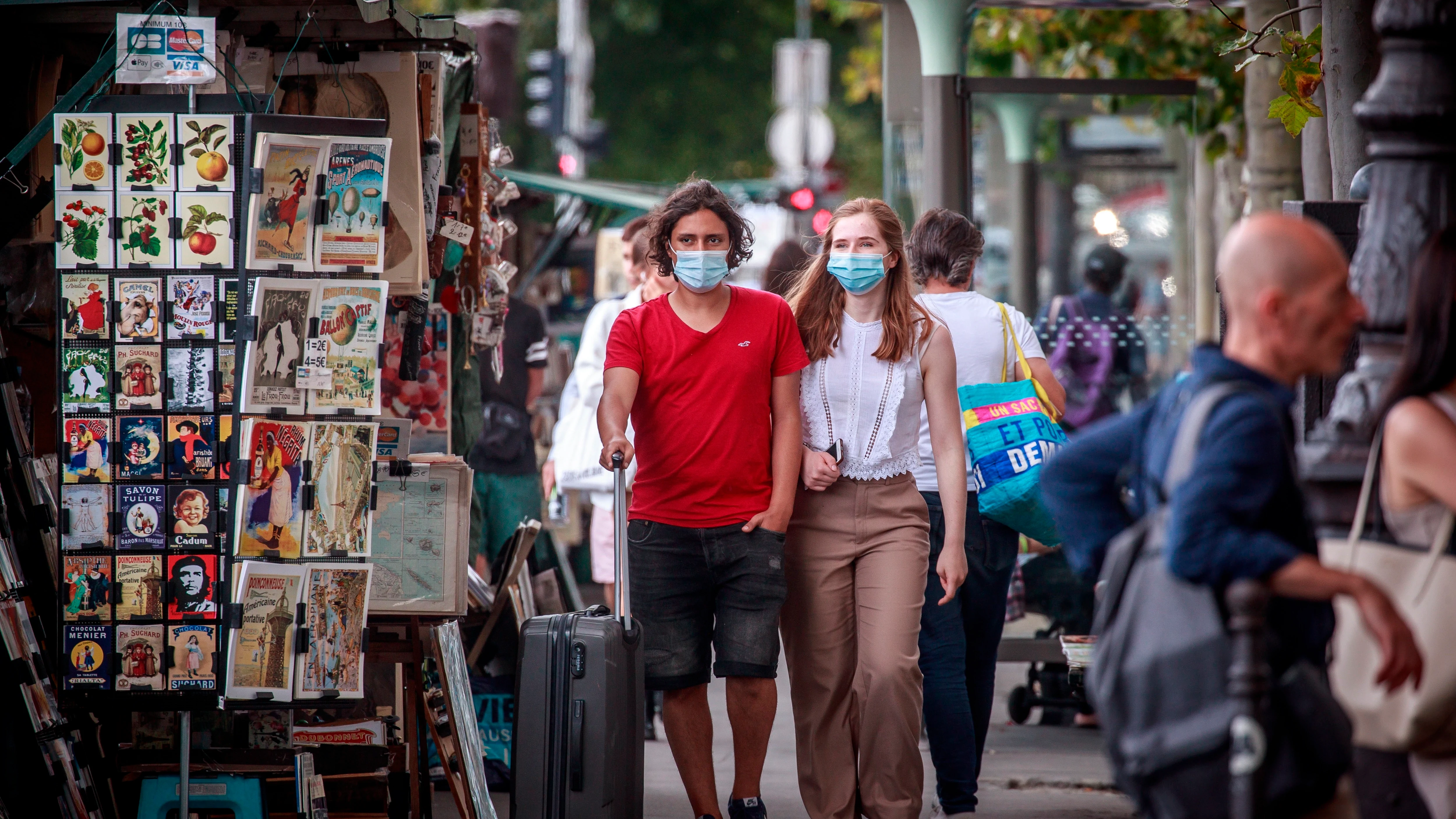 Dos mujeres con mascarilla contra el coronavirus