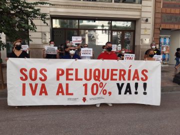 El sector de las peluquerías inicia sus protestas en València ante la amenaza de cierre de 16.000 salones