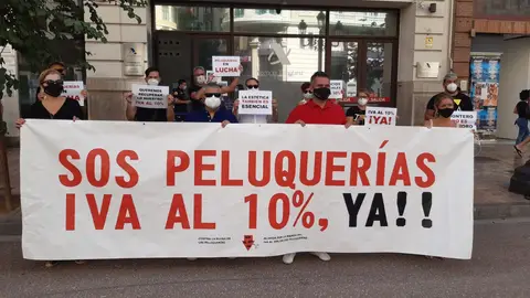 El sector de las peluquerías inicia sus protestas en València ante la amenaza de cierre de 16.000 salones PIDEN LA REDUCCIÓN DEL IVA AL 10%