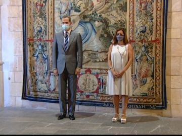 El rey Felipe VI recibe en audiencia a la presidenta de Baleares, Francina Armengol en el Palacio de Almudaina en Mallorca, este lunes. 