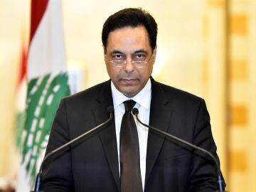 El primer ministro libanés, Hassan Diab, durante su dimisión