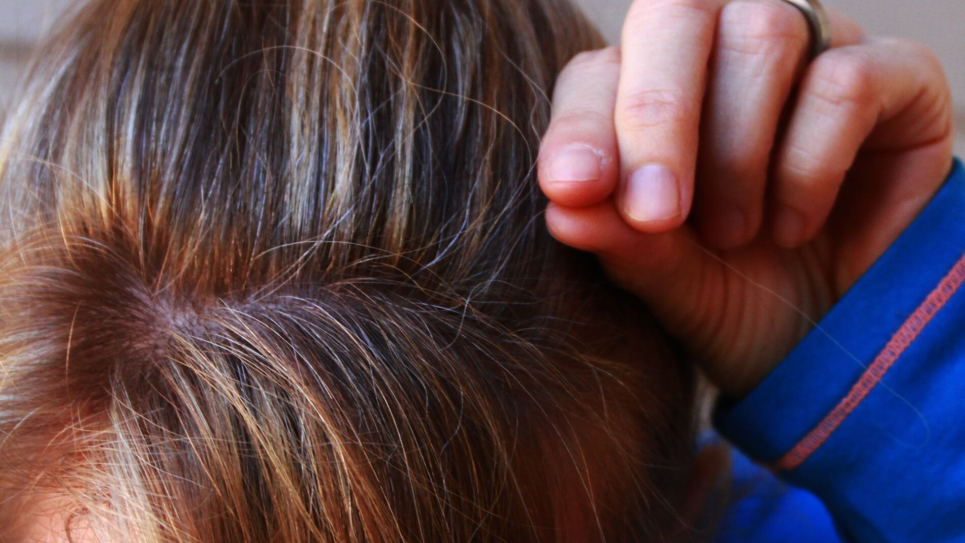 Primeras canas en el pelo