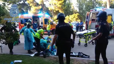 Dos policías a caballo y la 'Unidad Lince' del Samur salvan la vida a un hombre que sufrió un infarto en El Retiro Dos policías a caballo y la 'Unidad Lince' del Samur salvan la vida a un hombre que sufrió un infarto en El Retiro