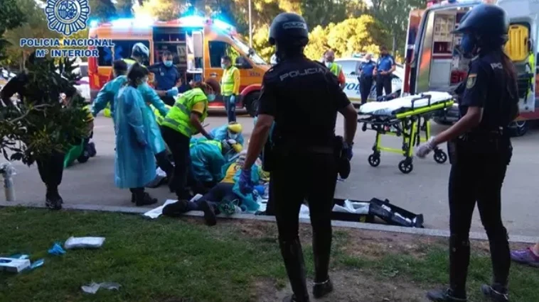 Dos policías a caballo y la 'Unidad Lince' del Samur salvan la vida a un hombre que sufrió un infarto en El Retiro Dos policías a caballo y la 'Unidad Lince' del Samur salvan la vida a un hombre que sufrió un infarto en El Retiro