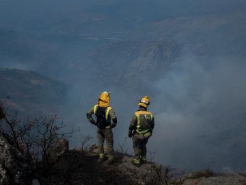 Los bomberos trabajan contra el incendio de Lobios en Ourense