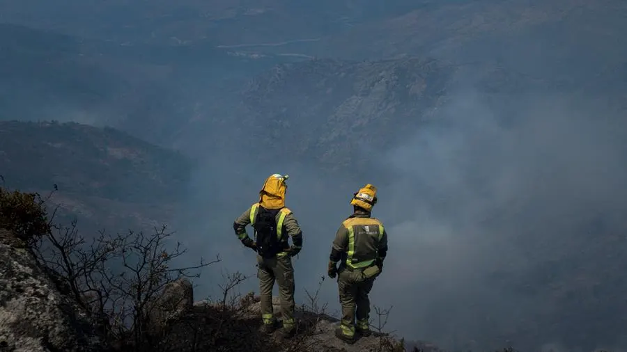 Los bomberos trabajan contra el incendio de Lobios en Ourense
