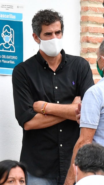 Humberto Janeiro, uno de los primeros en llegar al entierro de su padre
